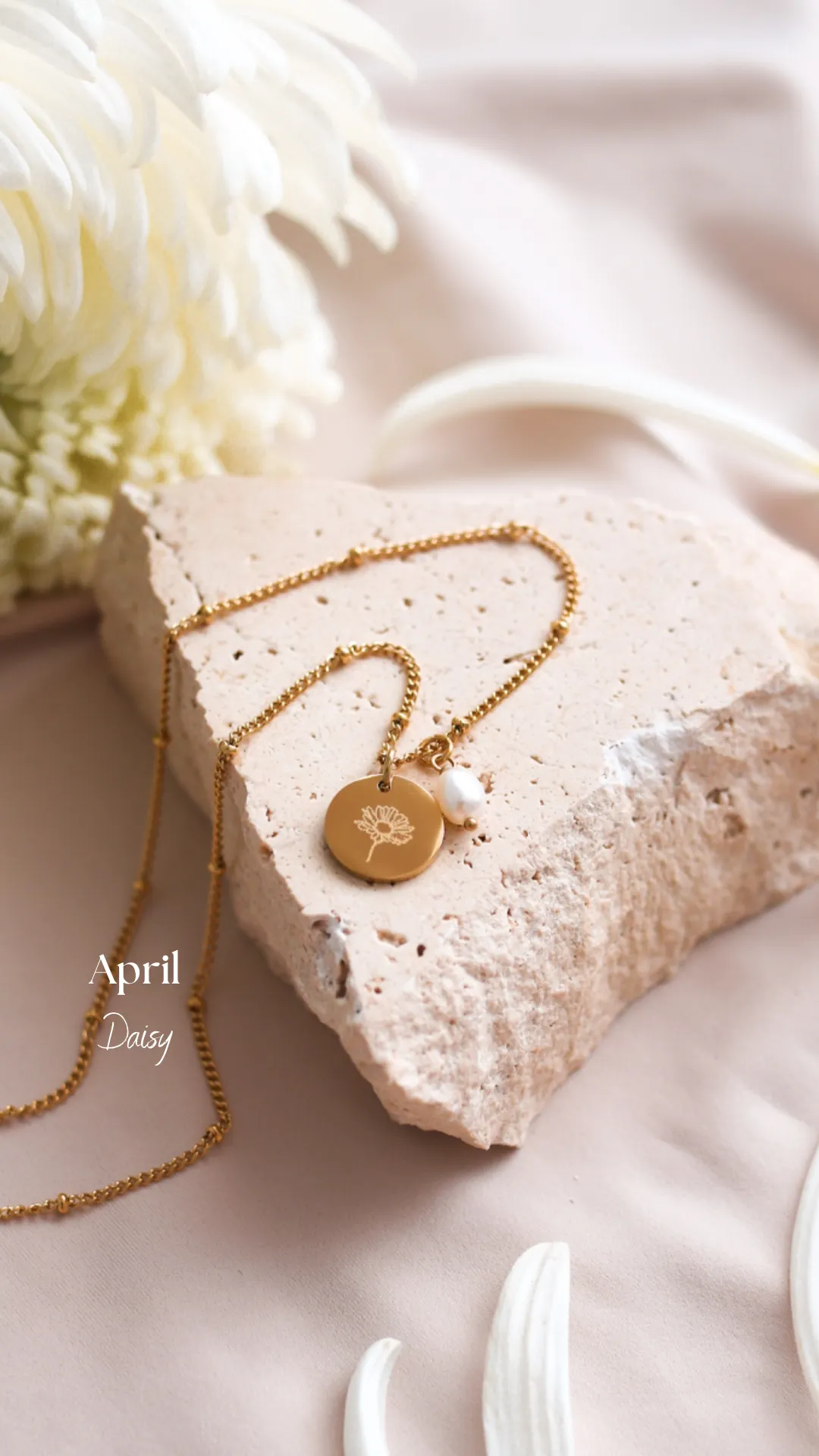 Kresta - Stainless Steel Engraved Pearl Necklace
